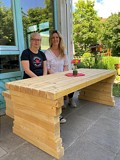 Schüler*innen der Klasse 3BKSP3 bauen Holzmöbel für Kindergarten